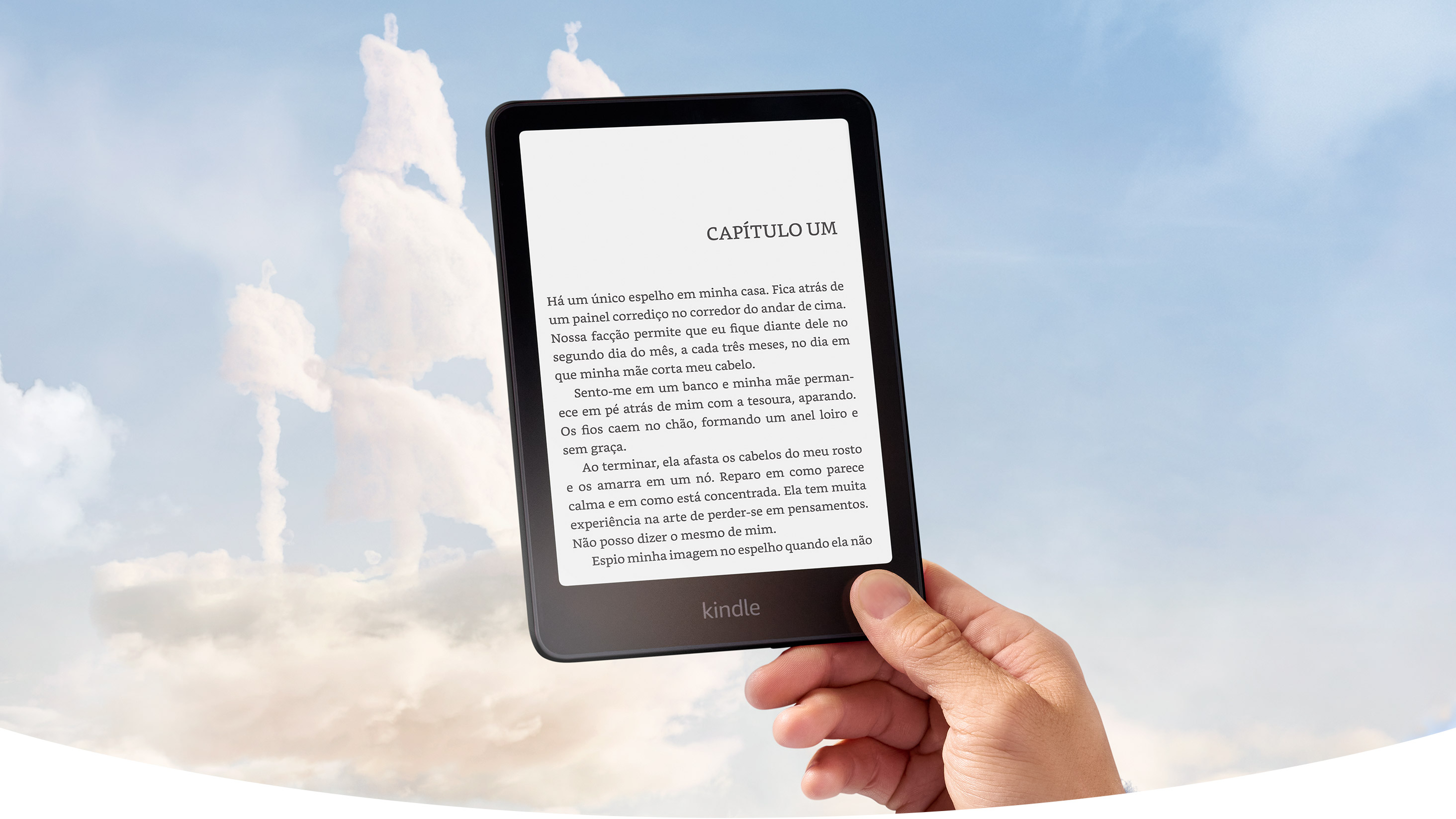 Uma mão segura o Kindle Paperwhite Signature Edition contra um céu azul. As nuvens têm a forma de um navio pirata. Um livro é exibido na tela.